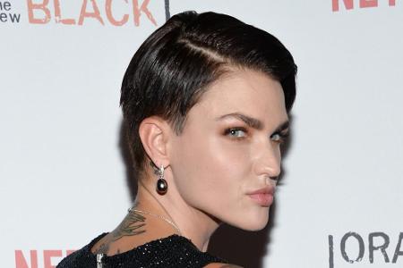 Schauspielerin Ruby Rose trägt gerne Seitenscheitel - ihre Haare glänzen dabei seidig Schauspielerin Ruby Rose trägt gerne Seitenscheitel - ihre Haare glänzen dabei seidig