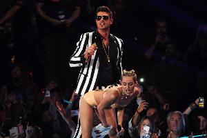 Miley Cyrus: "Robin Thicke wollte mich so nackt wie möglich"