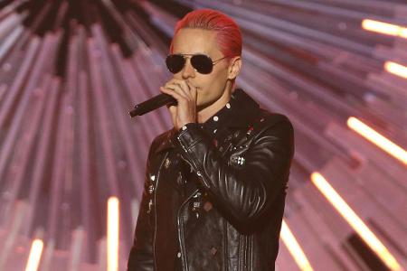 Biker-Jacke und pinkes Haar: Jared Leto im neuen Look Biker-Jacke und pinkes Haar: Jared Leto im neuen Look