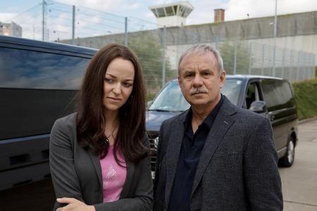 Beate Zschäpe (Lisa Wagner) und Kriminalhauptkommissar Troller (Joachim Król) Beate Zschäpe (Lisa Wagner) und Kriminalhauptkommissar Troller (Joachim Król)