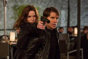 Ilsa Faust (Rebecca Ferguson) und Ethan Hunt (Tom Cruise) müssen sich den Weg freischießen.