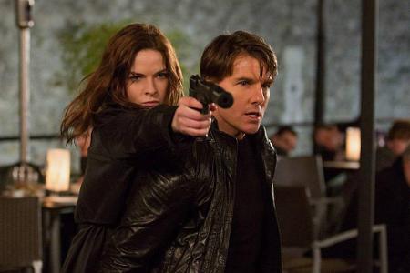 Ilsa Faust (Rebecca Ferguson) und Ethan Hunt (Tom Cruise) müssen sich den Weg freischießen.