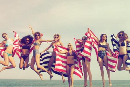 Sommerlaune auch bei Pop-Star Taylor Swift (Dritte v. l.) und ihren Freundinnen Sommerlaune auch bei Pop-Star Taylor Swift (Dritte v. l.) und ihren Freundinnen
