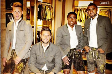 Joshua Kimmich, Sven Ulreich, Douglas Costa und Arturo Vidal (v.l.n.r.) in traditioneller Tracht Joshua Kimmich, Sven Ulreich, Douglas Costa und Arturo Vidal (v.l.n.r.) in traditioneller Tracht