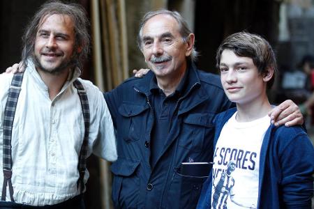 Moritz Bleibtreu (l.), Regisseur Xavier Koller (M.) und Fynn Henkel (r.) bei den Dreharbeiten zu 
