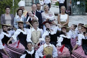 Monacos Zwillinge: Zum Picknick in Tracht