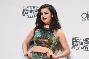 Charli XCX bringt die 90er zurück