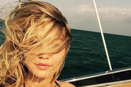 Gigi Hadid genießt sichtlich die Sonne, ihre Haare wehen dem Model ins Gesicht Gigi Hadid genießt sichtlich die Sonne, ihre Haare wehen dem Model ins Gesicht