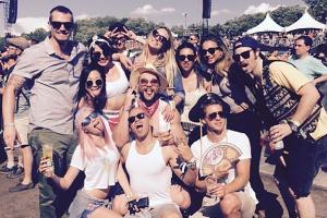 Cara Delevingne (unten links) hat in den Farbtopf gegriffen