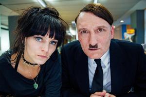 Krömeier (Franziska Wulf) und "Herr Hitler" (Oliver Masucci)