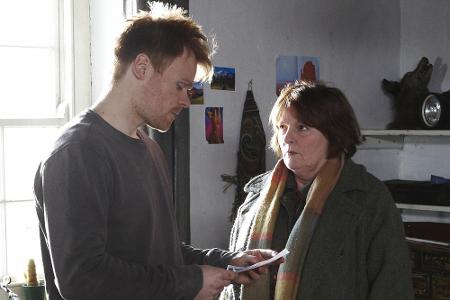 Vera - Ein ganz spezieller Fall : Luftschlösser: Vera Stanhope (Brenda Blethyn, r.) verdächtig Robert Doran (Richard Ridde... Vera - Ein ganz spezieller Fall : Luftschlösser: Vera Stanhope (Brenda Blethyn, r.) verdächtig Robert Doran (Richard Ridde...