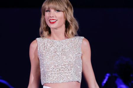 Taylor Swift liebt die High-Waist-Shorts. Kein Wunder, denn sie ist ein echter Figurenschmeichler Taylor Swift liebt die High-Waist-Shorts. Kein Wunder, denn sie ist ein echter Figurenschmeichler