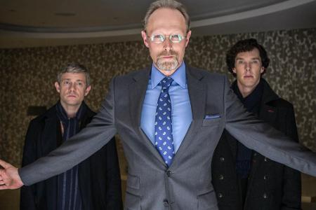 Medientycoon Charles Magnussen (Lars Mikkelsen, Mitte) führt Sherlock Holmes (Benedict Cumberbatch, re.) und John Watson (Ma... Medientycoon Charles Magnussen (Lars Mikkelsen, Mitte) führt Sherlock Holmes (Benedict Cumberbatch, re.) und John Watson (Ma...