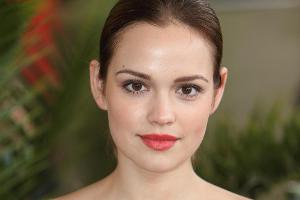 Emilia Schüle verzichtet privat auf Make-up