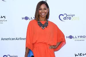 Bei der 17. HollyRod's DesignCare Gala fiel Salli Richardson-Whitfield auf dem roten Teppich auf
