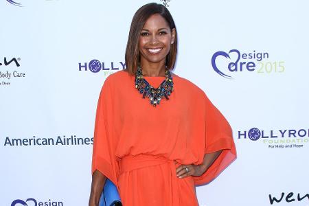 Bei der 17. HollyRod's DesignCare Gala fiel Salli Richardson-Whitfield auf dem roten Teppich auf Bei der 17. HollyRod's DesignCare Gala fiel Salli Richardson-Whitfield auf dem roten Teppich auf