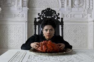 Die Königin von Longtrellis (Salma Hayek) verspeist das Herz eines Seeungeheuers