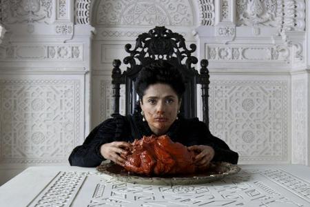 Die Königin von Longtrellis (Salma Hayek) verspeist das Herz eines Seeungeheuers Die Königin von Longtrellis (Salma Hayek) verspeist das Herz eines Seeungeheuers