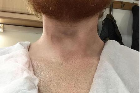 Ed Sheeran reckt seine Brust in die Kamera - ein Tattoo ist nicht zu sehen Ed Sheeran reckt seine Brust in die Kamera - ein Tattoo ist nicht zu sehen