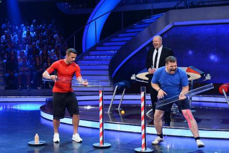 Lukas Podolski gegen Elton im Einsatz - Stefan Raab kann sich das Lachen nicht verkneifen Lukas Podolski gegen Elton im Einsatz - Stefan Raab kann sich das Lachen nicht verkneifen