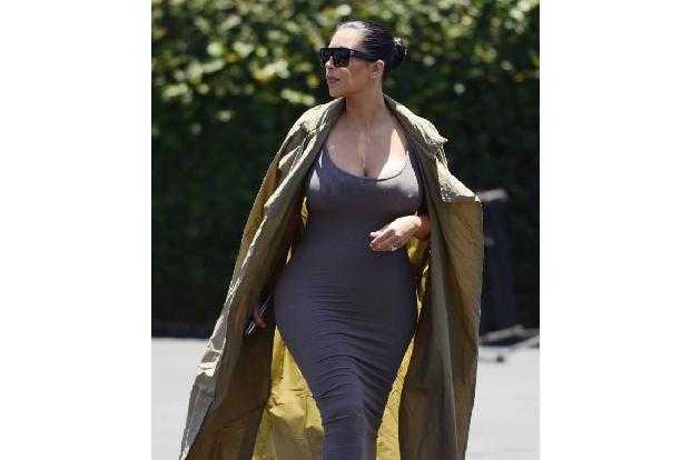 ...ein Streifzug durch Hollywood. Wie gewohnt gekleidet in ein hautenges Kleid, dass Kim vielleicht zwei bis drei Nummern gr...