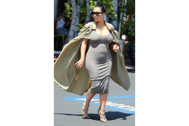 ...so stehen. Tja, wahre Größe kommt von Innen - und immerhin ist der wachsende Babybauch nun auch endlich für die Fotografe...
