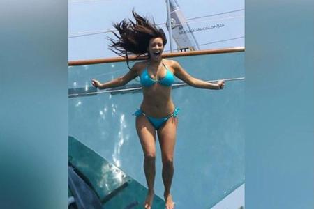 Kim Kardashian (34) gönnt sich eine Abkühlung der Extraklasse. Direkt vom Boot ins Meer - ein Sprung, der der Frau von Rappe...