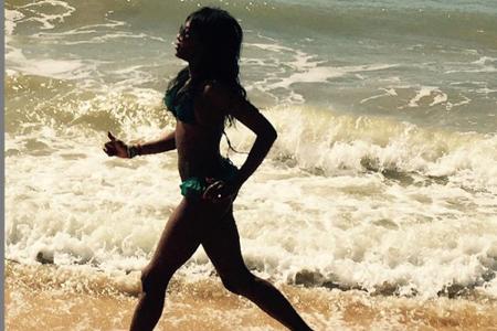 Naomi Campbell (45) tut auch bei 30 Grad etwas für ihre Modelfigur. Joggen am Strand ist ein echter Kalorienkiller und im Bi...