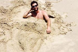Liam Hemsworth zeigt sich seinen Fans als Wassermann