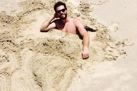 Liam Hemsworth zeigt sich seinen Fans als Wassermann Liam Hemsworth zeigt sich seinen Fans als Wassermann