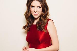 Schauspielerin Anna Kendrick weiß, wie es geht: Ein elegantes rotes Cocktail-Kleid ist wie gemacht für die Silvester-Party