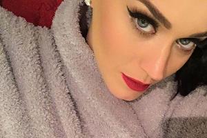 Katy Perry steht auf Bademäntel