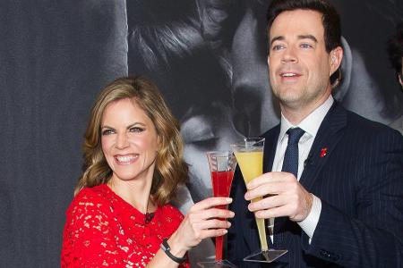 Die US-Schauspieler Natalie Morales and Carson Daly lassen sich ihre Drinks schmecken! Die US-Schauspieler Natalie Morales and Carson Daly lassen sich ihre Drinks schmecken!