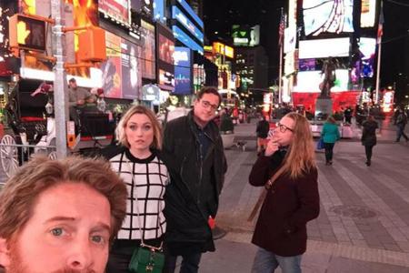 Seth Green ist der Selfie-Meister: Gattin Clare Grant, Bob Saget und Macaulay Culkin posieren vorm Times Square Seth Green ist der Selfie-Meister: Gattin Clare Grant, Bob Saget und Macaulay Culkin posieren vorm Times Square