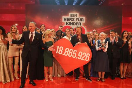 Rekord-Spenden! Schwester Karoline Mayer (vorne rechts) durfte sich über das Rekord-Spenden! Schwester Karoline Mayer (vorne rechts) durfte sich über das