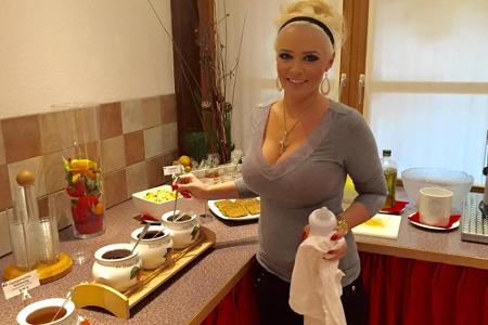 Daniela Katzenberger präsentiert auch in der Weihnachtszeit stolz ihren After-Baby-Body Daniela Katzenberger präsentiert auch in der Weihnachtszeit stolz ihren After-Baby-Body