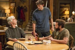 Gemeinsam mit seinem Vater und seinem Bruder muss Colt (Ashton Kutcher, M.) die Ranch auf Vordermann bringen