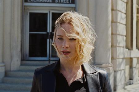 Joy (Jennifer Lawrence) werden viele Steine in den Weg geworfen, aber sie kämpft weiter für ihre Träume Joy (Jennifer Lawrence) werden viele Steine in den Weg geworfen, aber sie kämpft weiter für ihre Träume