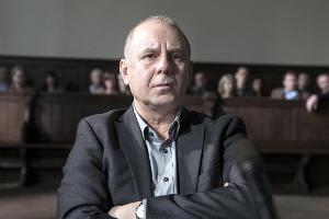 "Tatort: Das Haus am Ende der Straße": Kommissar Steier (Joachim Król) muss vor Gericht aussagen