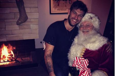 Schauspieler Alex Pettyfer fühlt sich auf dem Schoß des Weihnachtsmanns sichtlich wohl Schauspieler Alex Pettyfer fühlt sich auf dem Schoß des Weihnachtsmanns sichtlich wohl
