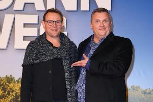Devid Striesow (l.) schlüpft für die gleichnamige Verfilmung des Bestsellers "Ich bin dann mal weg" in die Rolle von Hape Ke...