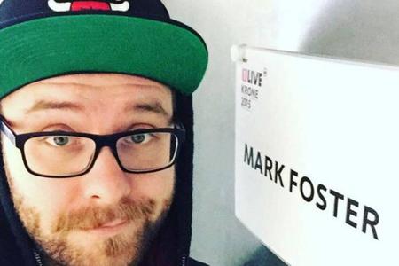 Mark Forster posiert vor dem falschen Namensschild Mark Forster posiert vor dem falschen Namensschild