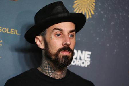 Ein Mann mit vielen Interessen: Travis Barker besuchte am Mittwoch in L.A. die Premiere der neuen Cirque-du-Soleil-Show Ein Mann mit vielen Interessen: Travis Barker besuchte am Mittwoch in L.A. die Premiere der neuen Cirque-du-Soleil-Show