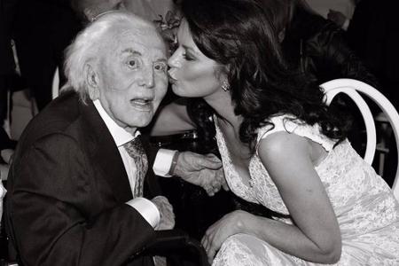 Mit diesem rührenden Foto gratuliert Catherine Zeta-Jones ihrem Schwiegervater Kirk Douglas zum 99. Geburtstag Mit diesem rührenden Foto gratuliert Catherine Zeta-Jones ihrem Schwiegervater Kirk Douglas zum 99. Geburtstag