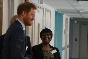In Dianas Fußstapfen: Prinz Harry besucht HIV-Patienten