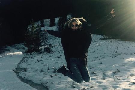 So ausgelassen tollt Lena Gercke im Schnee So ausgelassen tollt Lena Gercke im Schnee
