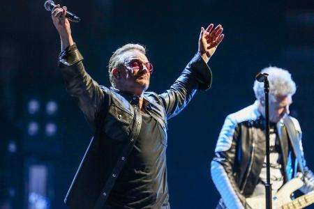 Bono bei einem U2-Auftritt der Innocence + Experience Tour Bono bei einem U2-Auftritt der Innocence + Experience Tour