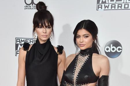 Kendall und Kylie Jenner zeigten bisher keine Reaktion auf die Geburt ihres Neffen Kendall und Kylie Jenner zeigten bisher keine Reaktion auf die Geburt ihres Neffen