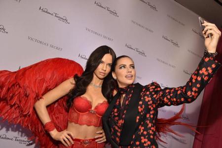 Adriana Lima scheint sehr zufrieden mit ihrer wächsernen Doppelgängerin zu sein Adriana Lima scheint sehr zufrieden mit ihrer wächsernen Doppelgängerin zu sein