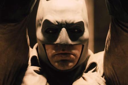 Trenchcoat statt Cape: Ben Affleck als Batman im neuen Teaser-Clip von Trenchcoat statt Cape: Ben Affleck als Batman im neuen Teaser-Clip von